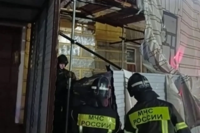 Часть сгоревшего фасадного баннера