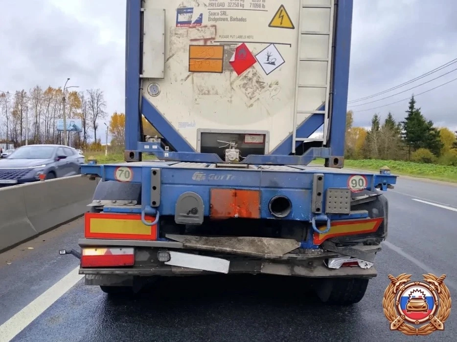 Водитель грузовика не пострадал.