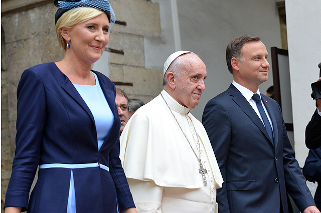Папа римский Франциск (в центре) и президент Польши Анджей Дуда (справа) с супругой Агатой Корнхаусер-Дуда на католическом форуме в Кракове в рамках Всемирных Дней Молодежи.