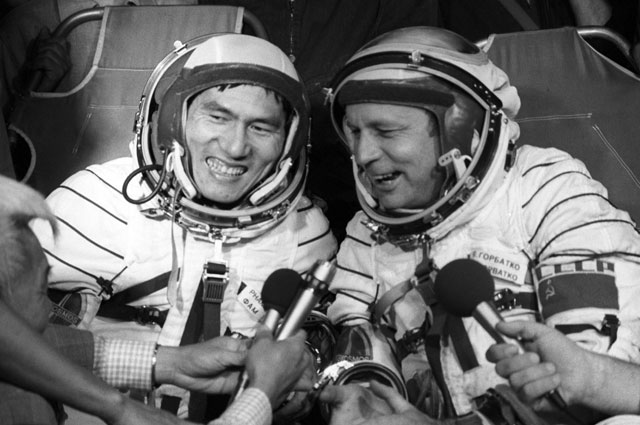 Экипаж космического корабля «Союз-37» — космонавт-исследователь из Социалистической Республики Вьетнам Фам Туан (слева) и летчик-космонавт СССР Виктор Горбатко отвечают на вопросы журналистов в первые моменты после приземления.