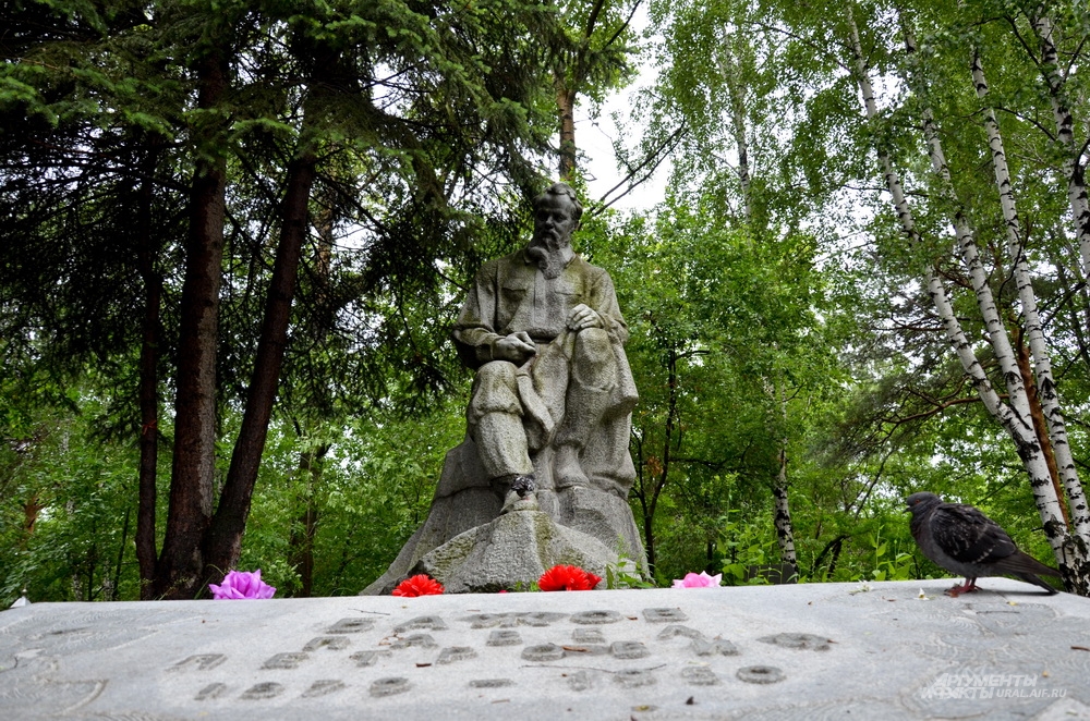 Могила-памятник Павлу Бажову на Ивановском кладбище. 