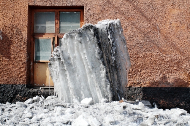 Снег упал на двоих женщин