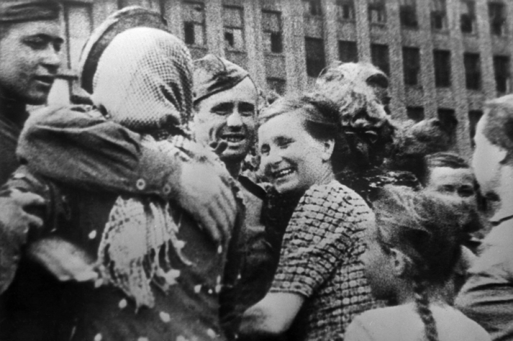 Великая Отечественная война 1941-1945 гг. Жители Минска встречают советских воинов, освободивших их от немецких оккупантов.