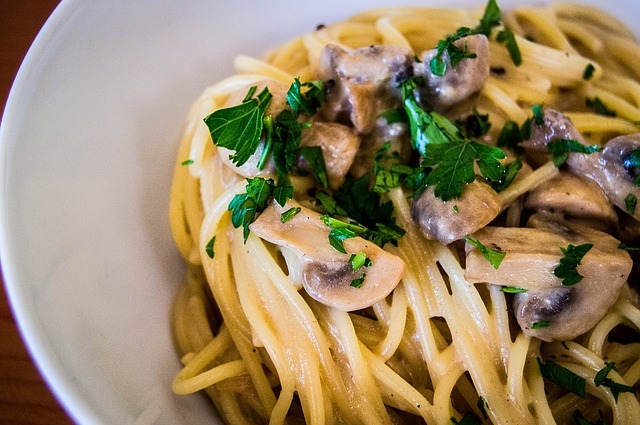 Спагетти с грибами станут украшением вашего обеденного стола.