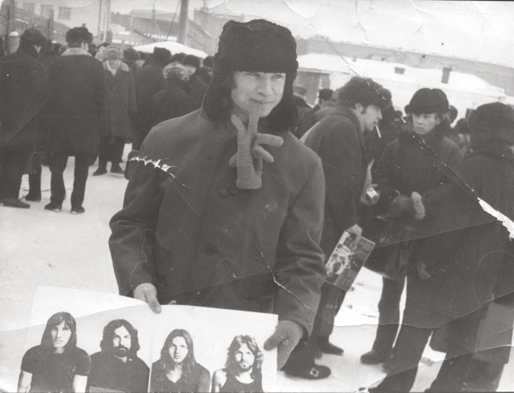 Битломан, фарцовщик, продюсер и музыкальный издтель Виктор Зайцев (1951-2019) на свердловской толкучке на станции Шувакиш, 1972.