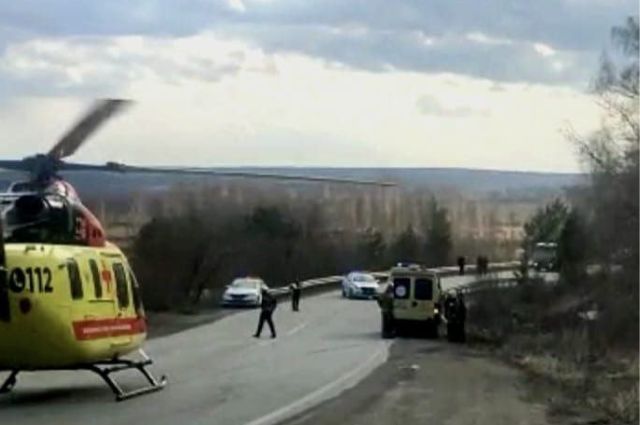 Пострадавших в ДТП под Екатеринбургом эвакуировали санитарным вертолетом