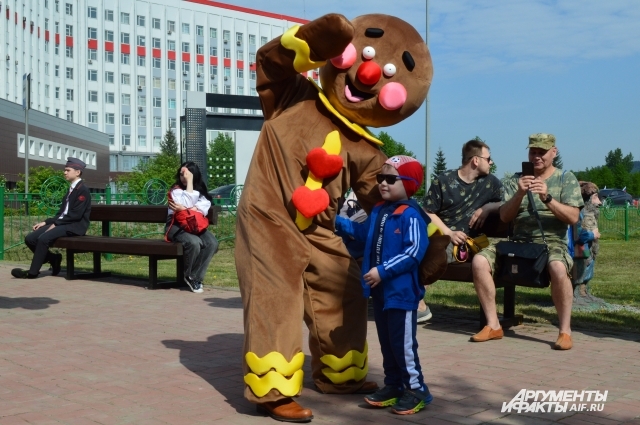 Ростовые куклы поднимали настроение гостям праздника.