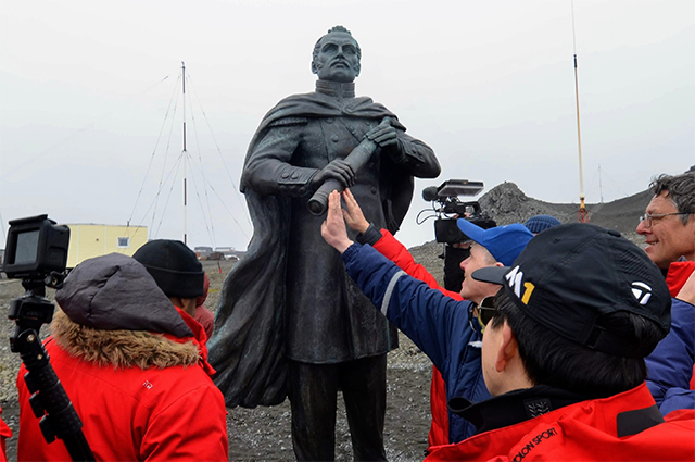 Памятник Беллинсгаузену на российской антарктической станции «Беллинсгаузен» на острове Кинг-Джордж в Антарктиде.