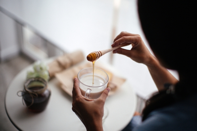 Тёплое молоко с медом отлично согревает