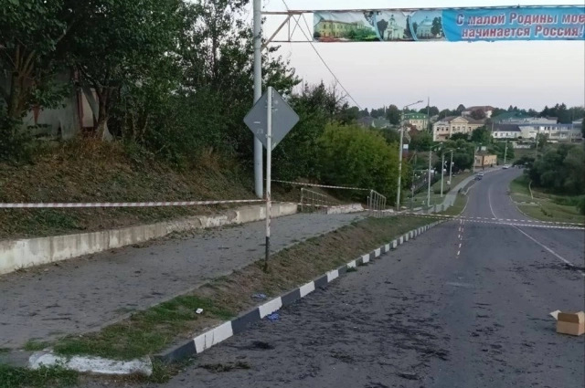 Одну из центральных улиц в Ракитном, куда пришёлся прилёт, оцепили.