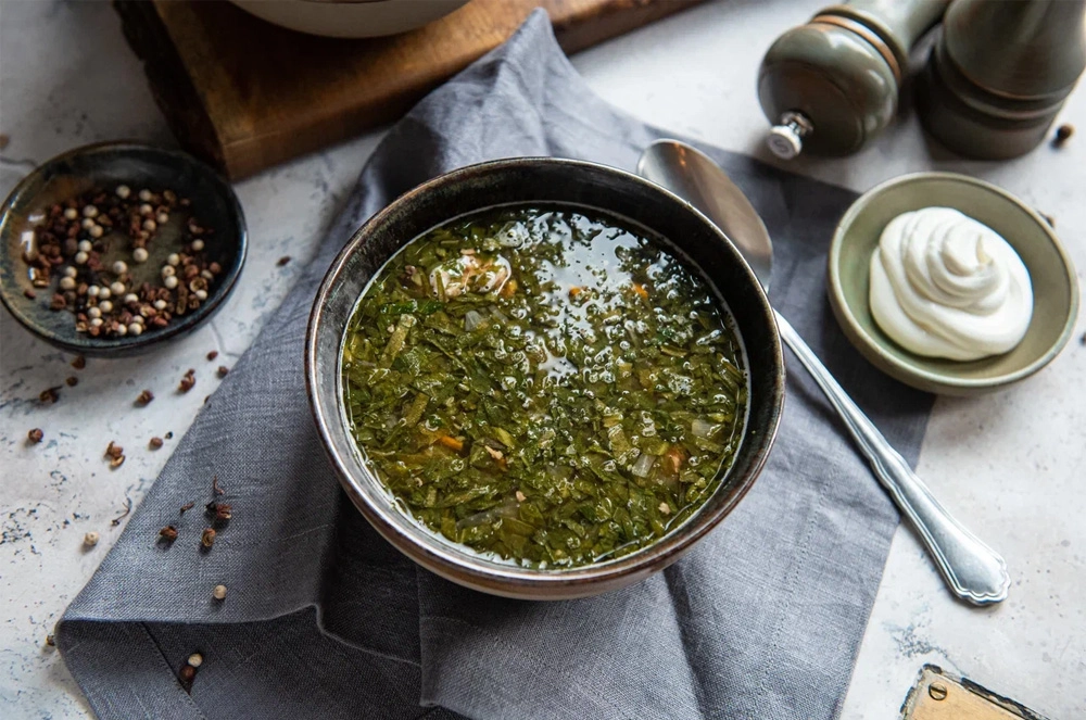 Щавелевый суп с тушенкой.