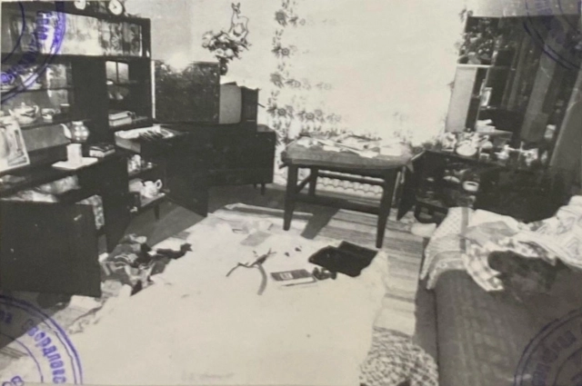 Вещи разбросаны — злодей искал, чем поживиться.