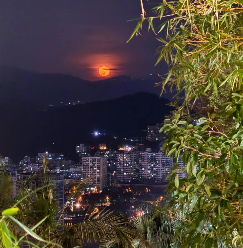 В октябре китайцы отмечают праздник середины осени и любуются полной луной.