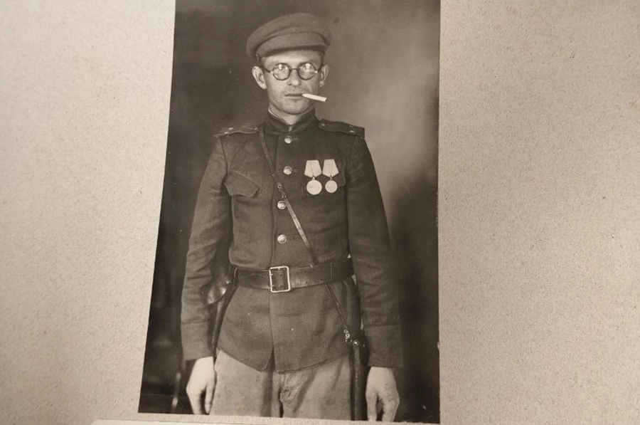 Грабитель Коробов в очках и украденной форме с наградами.