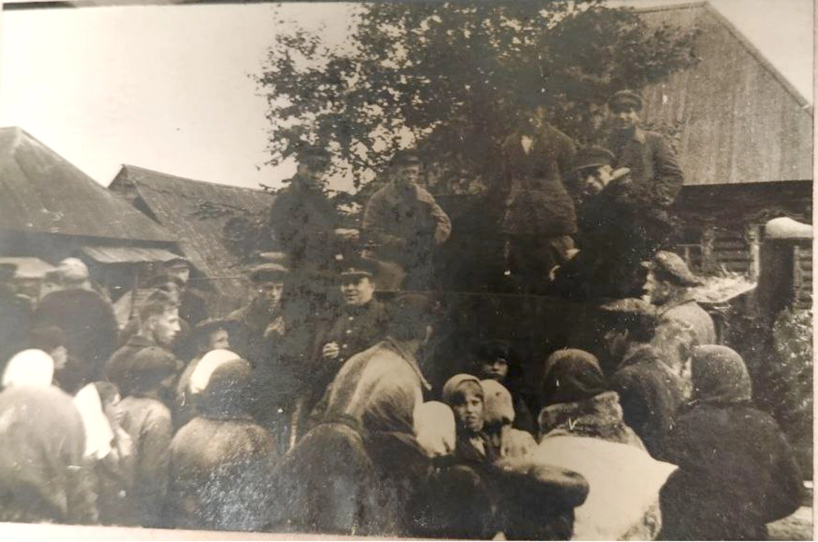 После задержания преступников специально провезли по деревням, чтобы люди смогли опознать грабителей в лицо.