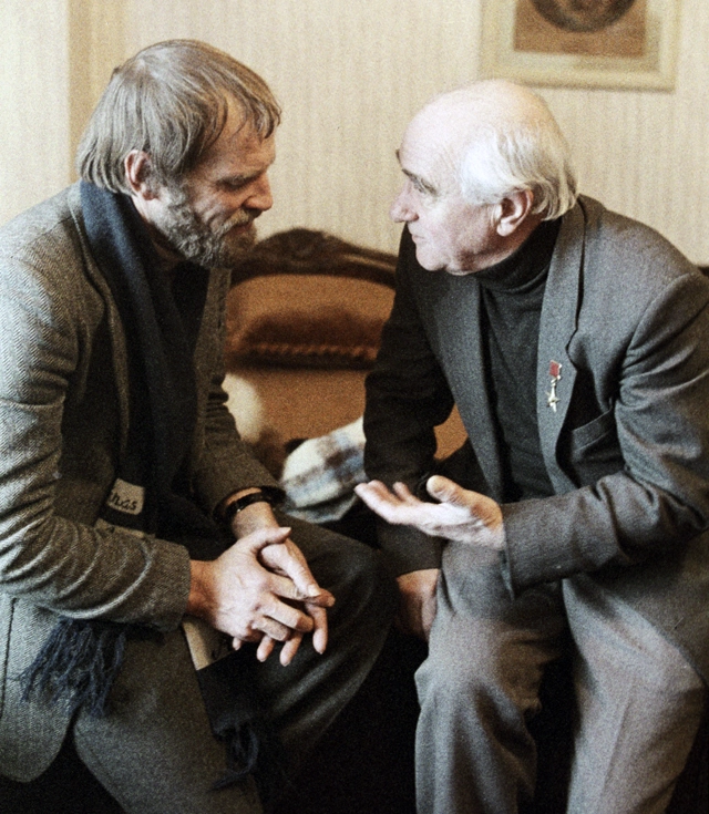 Кинооператор Анатолий Заболоцкий (слева) и народный художник СССР Михаил Аникушин. 1986 г.