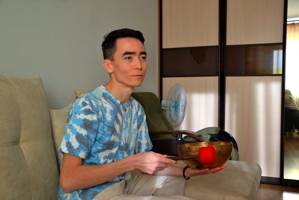 Кроме рисунков Леонид Валидов увлекается игрой на поющих тебетских чашах.