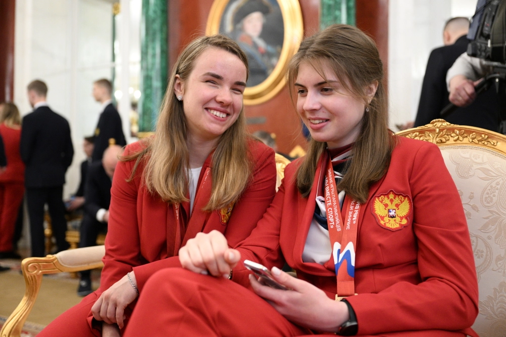 Спортсменки паралимпийских сборных России по биатлону и лыжным гонкам Анастасия Багиян (слева) и Ксения Бережная перед началом церемонии вручения государственных наград в Большом Кремлевском дворце.