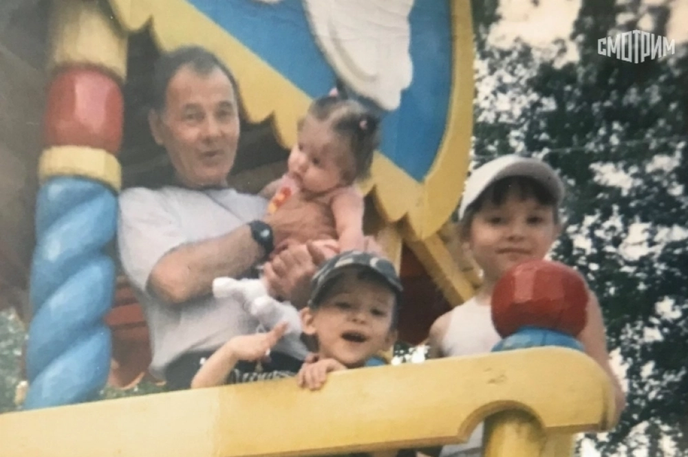 Отец с детьми, фото сделано ещё до того, как они стали пленниками.