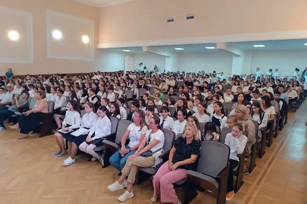 Дети на концерте сидели не шелохнувшись.