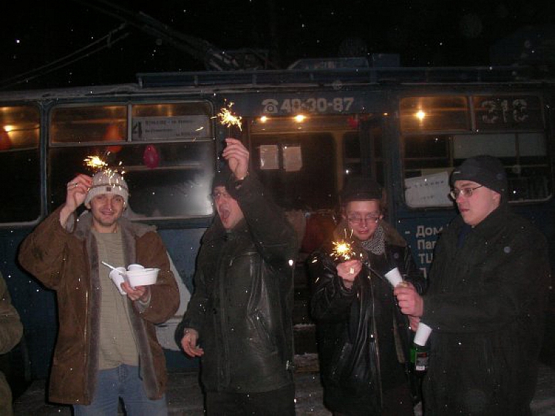  Дмитрий Фалеев и его друзья встречали Новый Год в троллейбусе.
