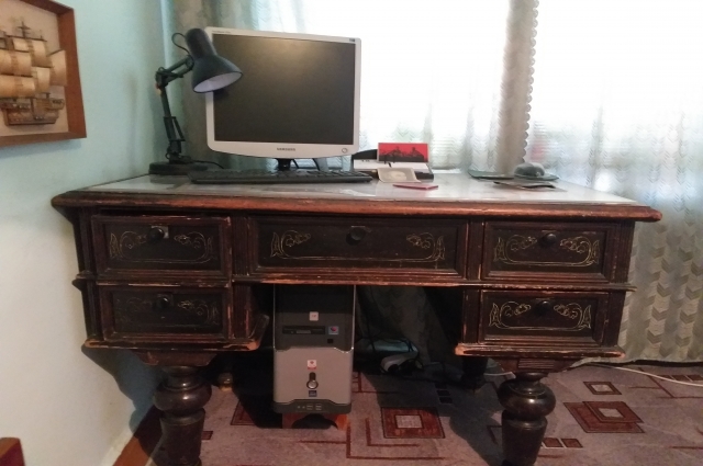 Старинный стол, оставшийся в наследство от дедушки Арношта, столу почти сто лет. 