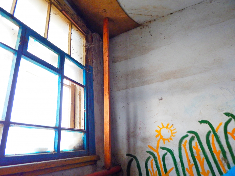 Та самая балка, которая служит опорой для потолка. Даже в таких условиях люди пытаются облагородить своё жилище: например, рисуют на стенах радостные узоры.