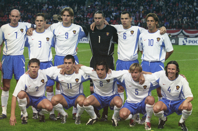 Сборная России в отборочном раунде к чемпионату Европы по футболу перед матчем с командой Швейцарии. 2003 год