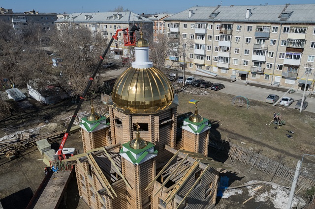 В Богдановиче установили крест на купол храма-памятника основателю города