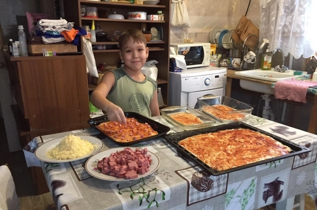 Юный кулинар Кирилл радует родных своими блюдами.