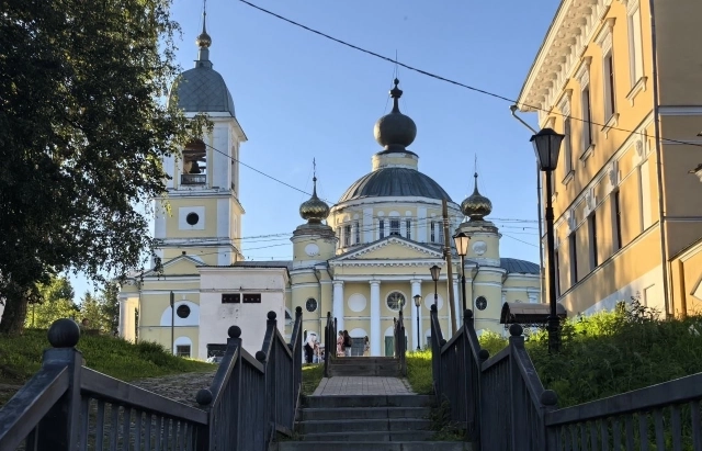 А вот и главный городской храм.