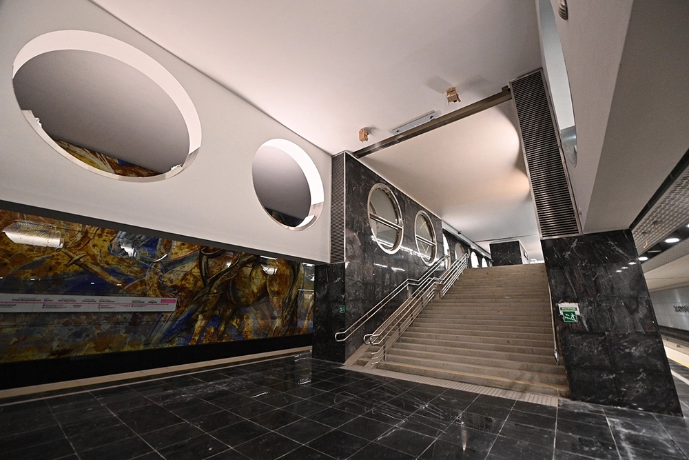 Панно Александа Рукавишникова «Битва героев» на станции метро «Электрозаводская».