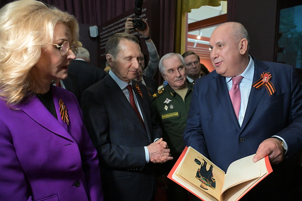 Заместитель председателя правительства РФ Татьяна Голикова, директор Службы внешней разведки РФ Сергей Нарышкин, заместитель министра обороны РФ - начальник Главного военно-политического управления Вооруженных Сил РФ Виктор Горемыкин и член президиума Совета Российского исторического общества, заместитель начальника, управления информационного и документационного обеспечения президента РФ Алексей Серегин (слева направо) на открытии выставки