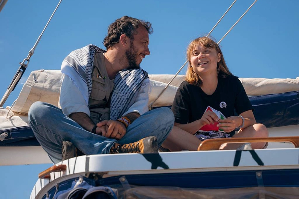 Грета Тунберг с коллегой во время экспедиции.