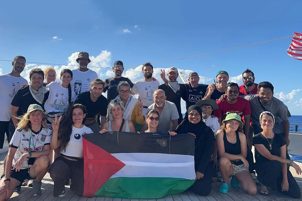 Грета Тунберг (снизу справа вторая) с командой