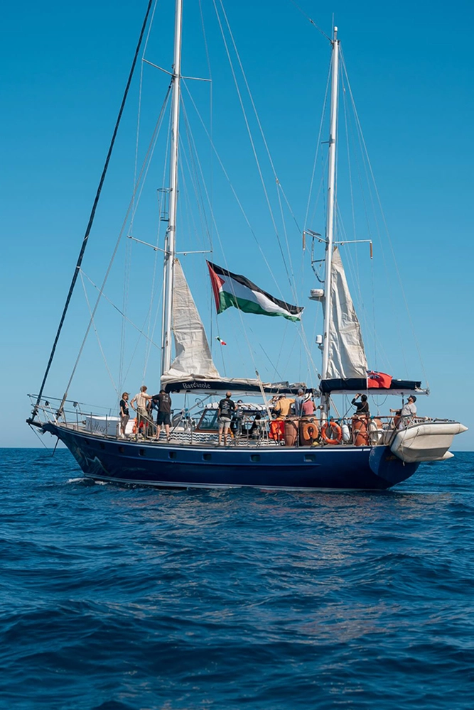 Судно на котором плыла Грета Тунберг.