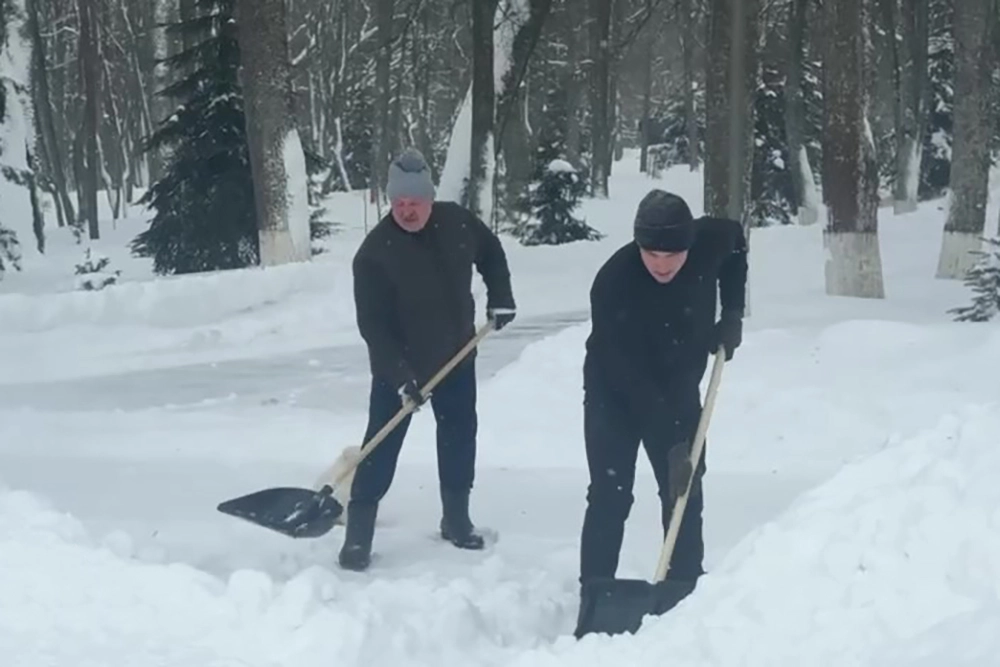 Александр Лукашенко и его сын Николай чистят снег