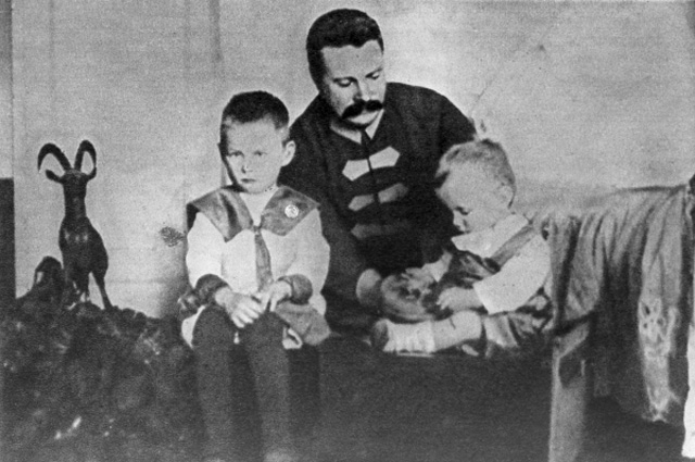Советский военачальник Михаил Фрунзе с детьми Тимуром и Татьяной. Репродукция снимка 1925 года