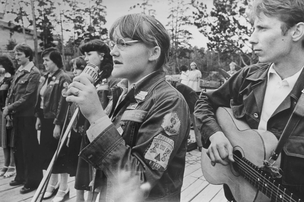 У стройотрядов была своя символика и традиции — специальная форма, церемониал открытия трудового сезона и песни. 1980 г.