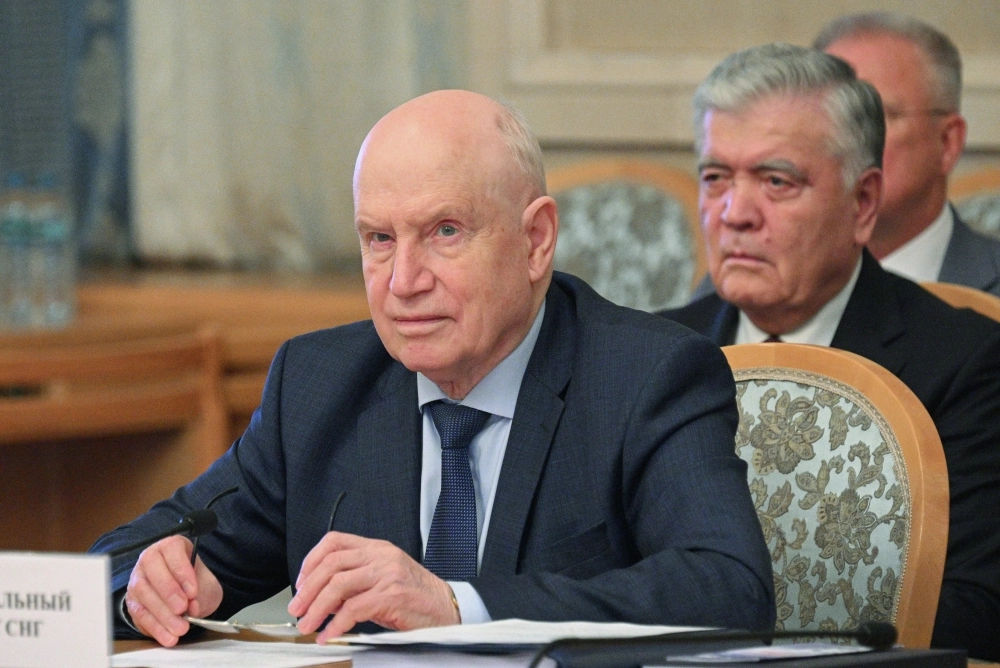 Генеральный секретарь СНГ Сергей Лебедев (на первом плане) на 106-м заседании Экономического совета СНГ в Москве.