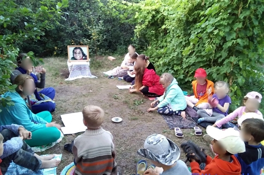 Руководит общиной бывшая библиотекарь из Тольятти Луиза Б. Именно она собирала деньги с адептов культа на покупку заброшенной турбазы «Автоваза», чтобы организовать очередной ашрам «Сахаджа-йоги» на самарской земле.