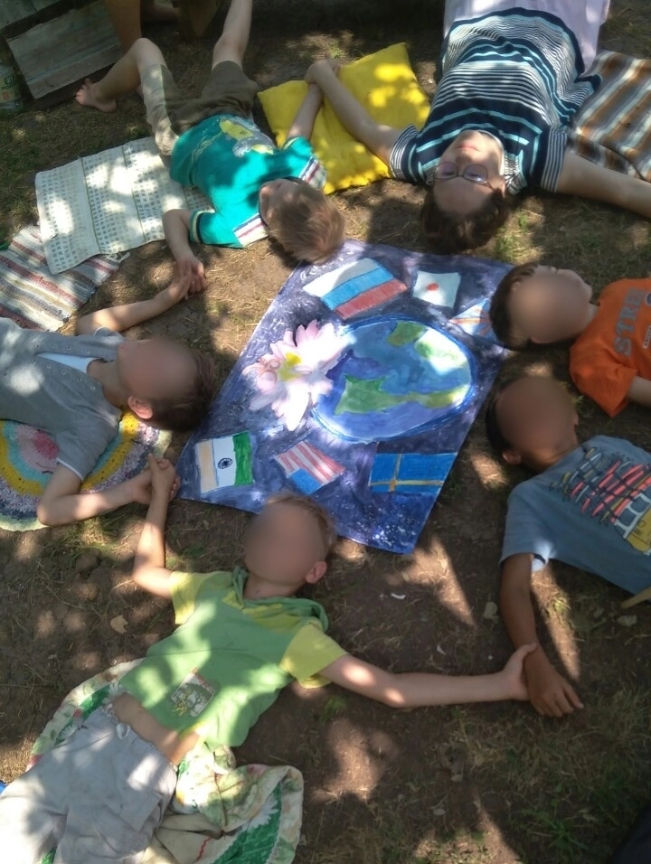 Дети в лагере общины.