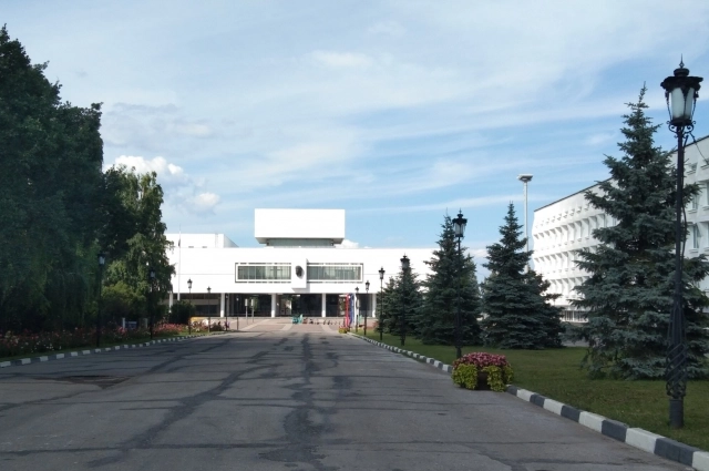 Асфальт на эспланаде тоже не мешало бы заменить.