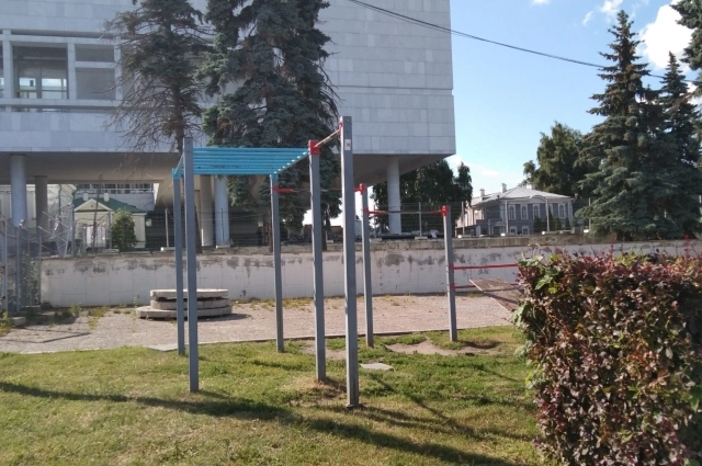 На турниках можно и в другом месте повисеть.