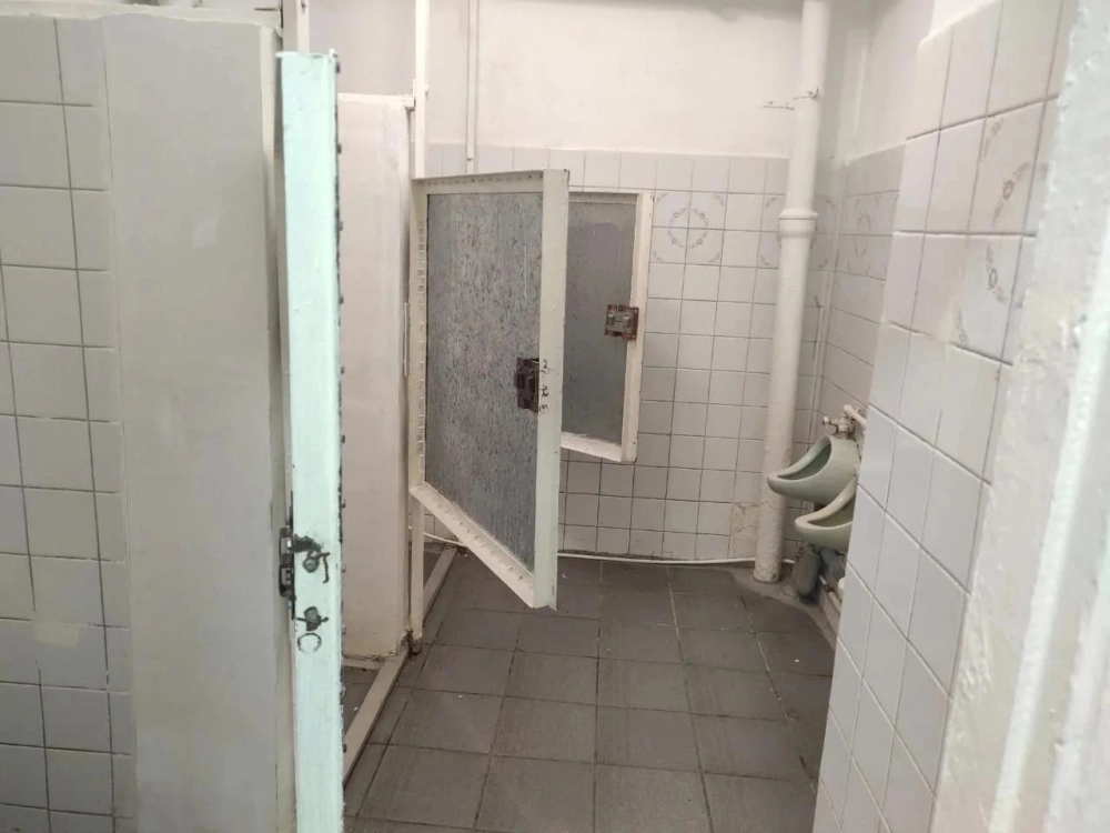 Между писсуарами нет перегородок.