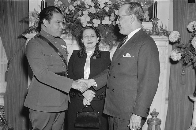 Батиста (слева) со своей первой женой Элизой Годинес-Гомес в 1938 году во время визита в Вашингтон, округ Колумбия, приветствуют посла Кубы, доктора Педро Фрага.