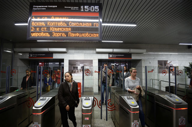 Пассажиры на станции «Лужники» Московского центрального кольца.