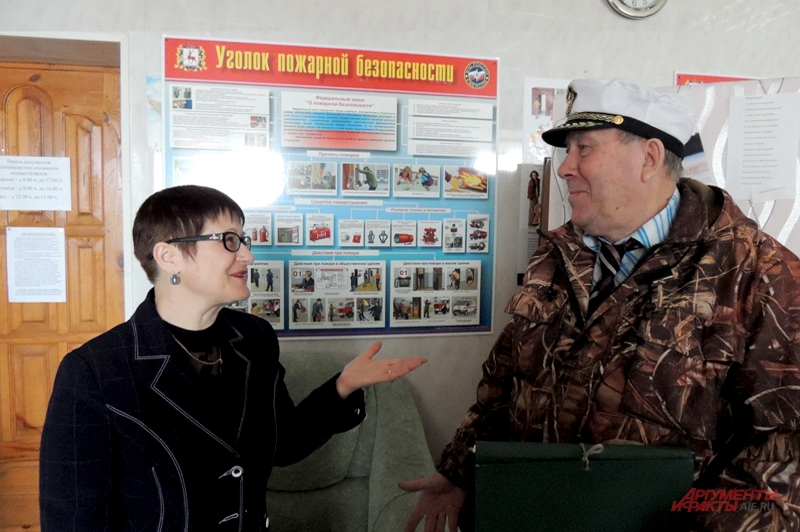 Людмила Лизунова даёт последние наставления пожарному инструктору Леонтию Самарову