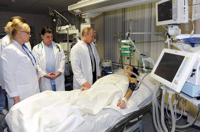 Первая операция Марии Комиссаровой продолжалась 6,5 часа. Владимир Путинпосетил спортсменку в больнице