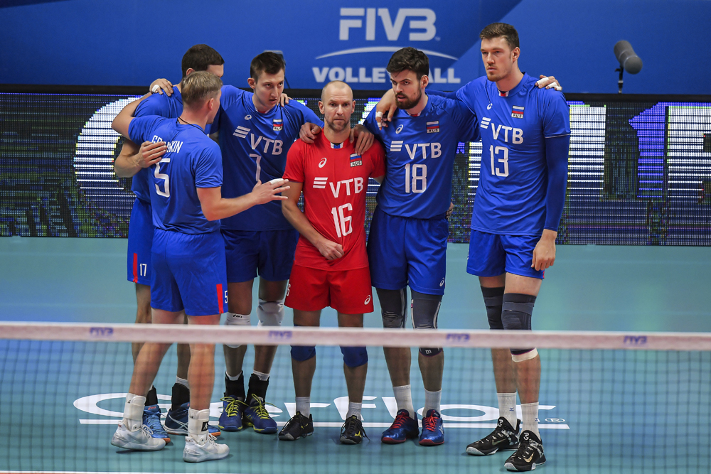 Игроки сборной России по волейболу. Дмитрий Мусэрский — крайний справа.